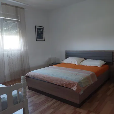 Kuca Na Obali Rijeke Cijevne *