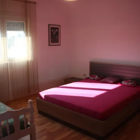 Kuca Na Obali Rijeke Cijevne *